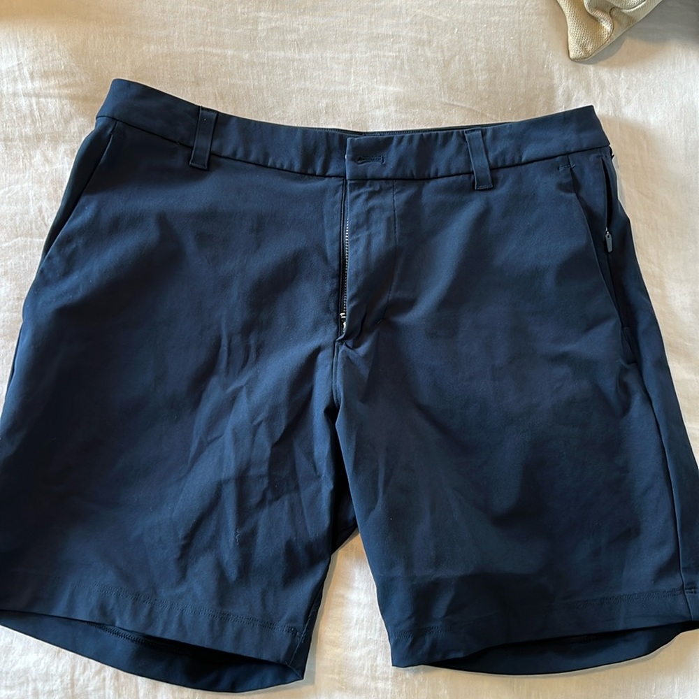 Lululemon men’s short. Size 33 navy gently used